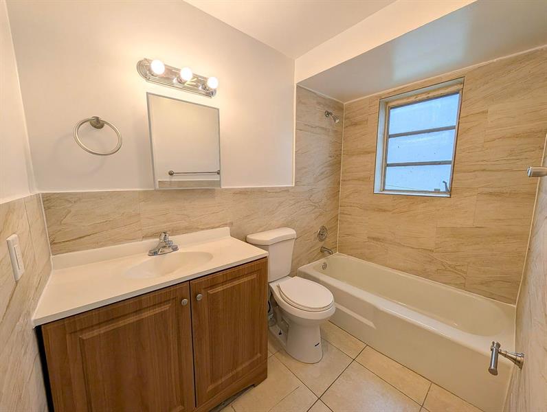 Image 5 of 8 For 3800 Riverside Dr  5