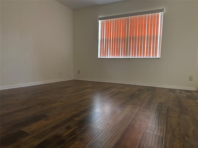 Image 10 of 12 For 1075 Riverside Dr  406
