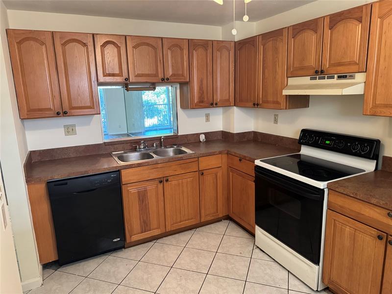 Image 4 of 12 For 1075 Riverside Dr  406