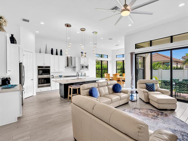 Image 12 of 98 For 8928 Bastille Cir