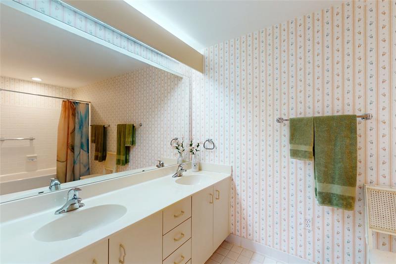 Image 21 of 53 For 5045 Harmony Cir  205