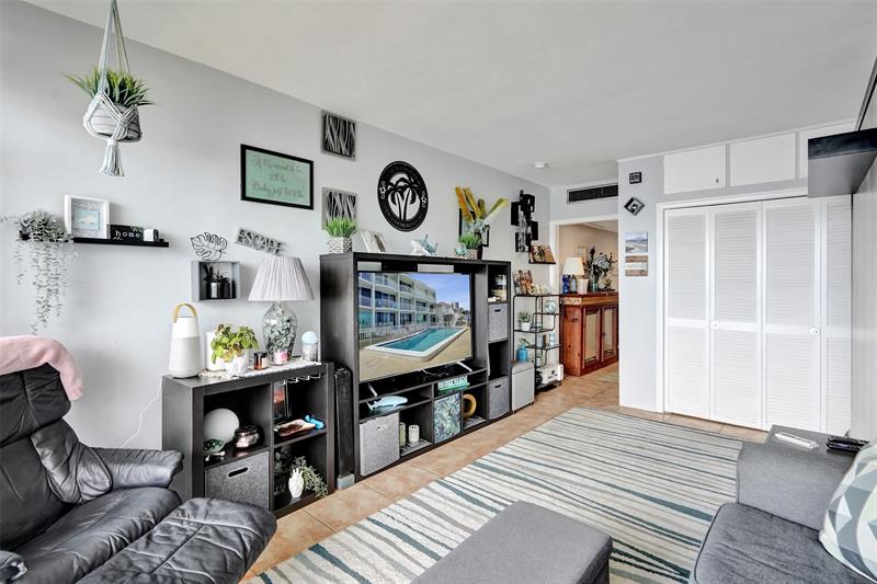 Image 16 of 43 For 2508 Bay Dr  303