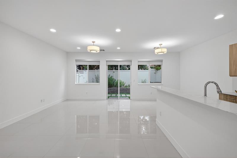 Image 4 of 52 For 737 1st Ct  737