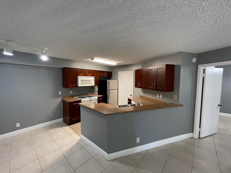 Image 5 of 16 For 9999 Summerbreeze Dr  704
