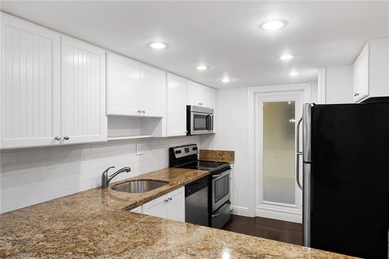 Image 7 of 21 For 815 Middle River Dr  205
