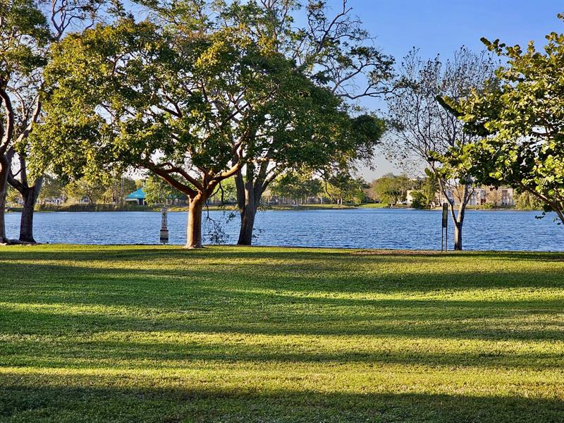 Image 27 of 30 For 118 Royal Park Dr  2e
