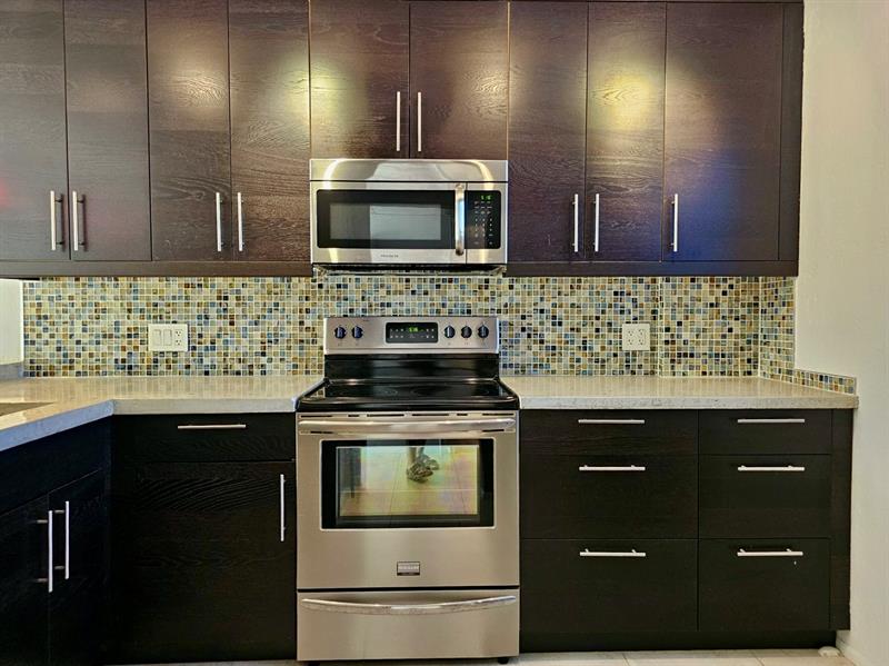Image 4 of 30 For 118 Royal Park Dr  2e