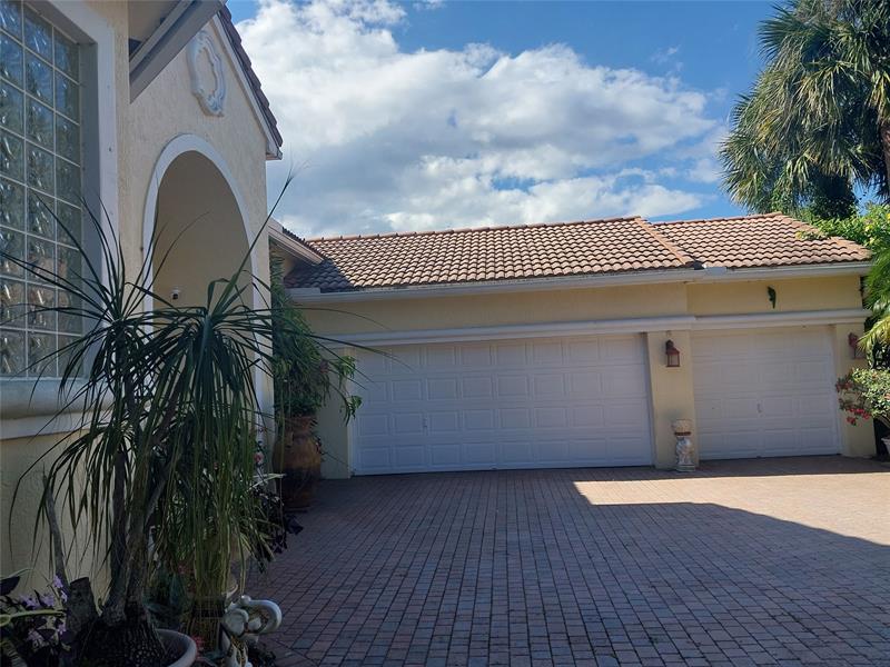 Image 3 of 7 For 7042 Bay Hill Dr