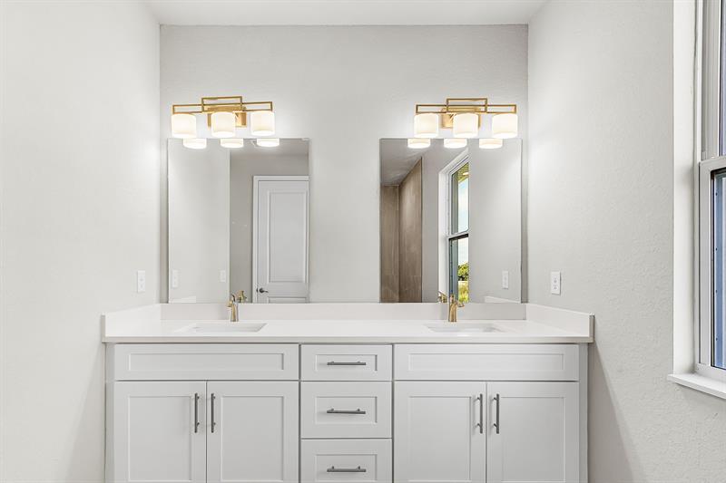 Image 18 of 25 For 637 Royce Rd