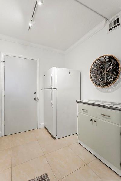 Image 21 of 34 For 6000 Ocean Blvd  6a