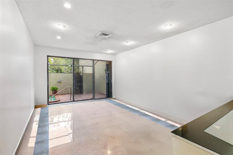 Image 18 of 53 For 3877 Estepona Ave  9e1