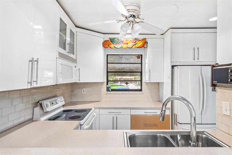 Image 22 of 53 For 3877 Estepona Ave  9e1