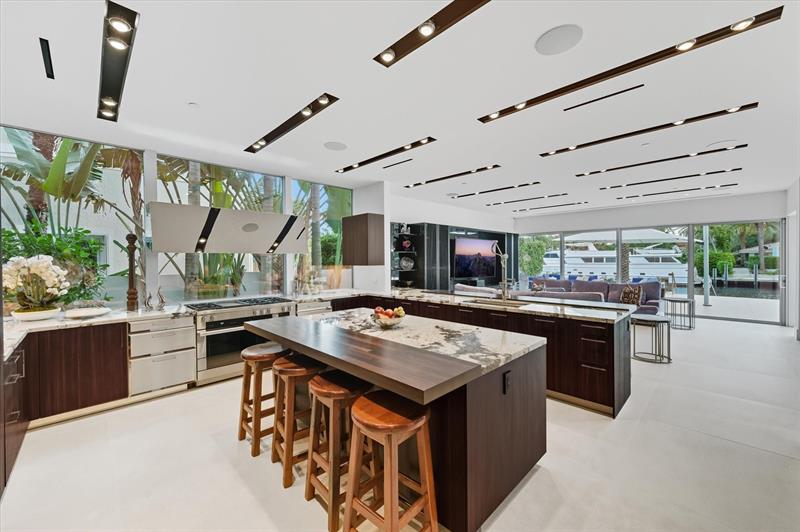 Image 19 of 68 For 14 Isla Bahia Dr