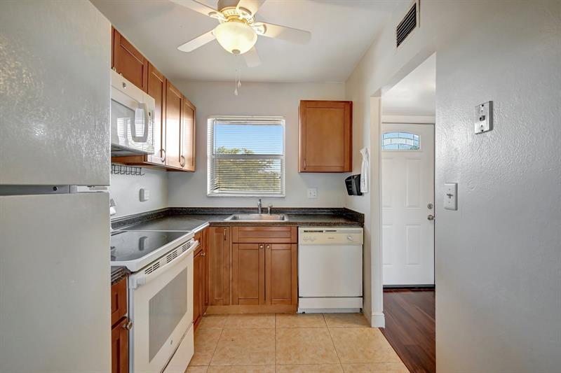 Image 14 of 27 For 8225 Sunrise Lakes Blvd  303