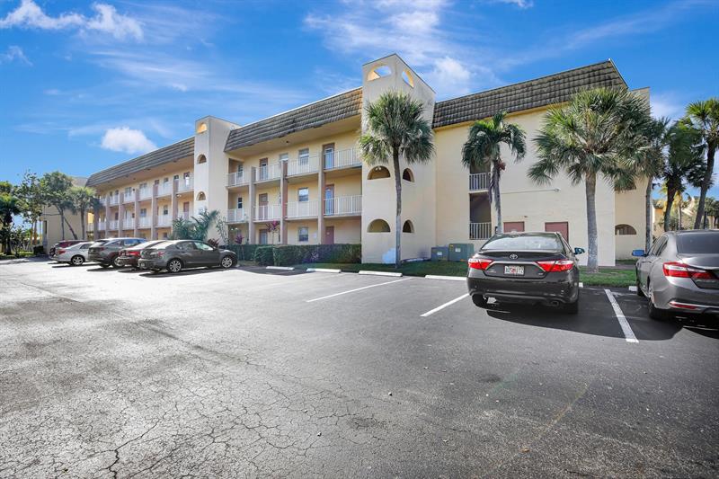 Image 16 of 27 For 8225 Sunrise Lakes Blvd  303