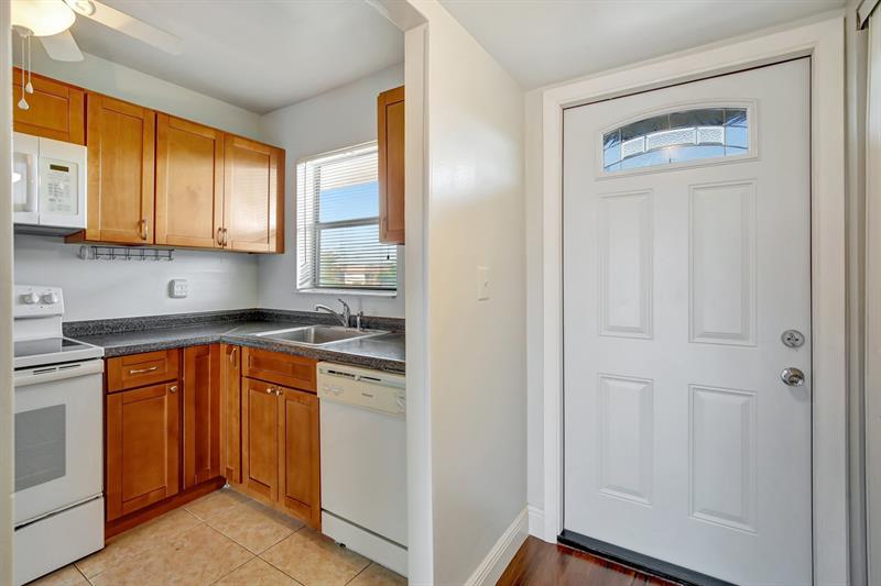 Image 4 of 27 For 8225 Sunrise Lakes Blvd  303