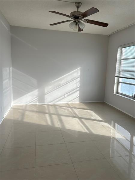 Image 18 of 24 For 3300 Palm Aire Dr  808