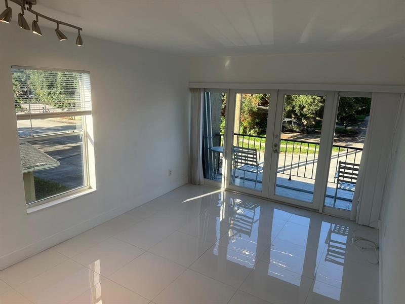 Image 16 of 30 For 1005 15th Ave  4