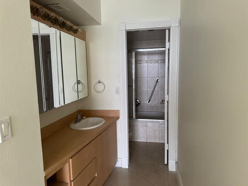 Image 15 of 17 For 1980 Ocean Dr  20q