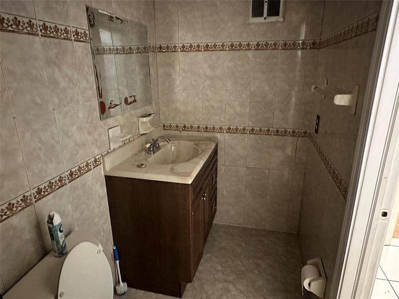 Image 19 of 27 For 5900 17th Pl  103