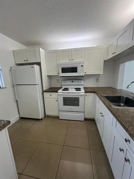 Image 3 of 21 For 9165 1st St  102