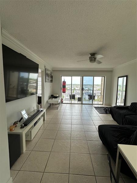 Image 10 of 59 For 1101 Crystal Lake Dr  608