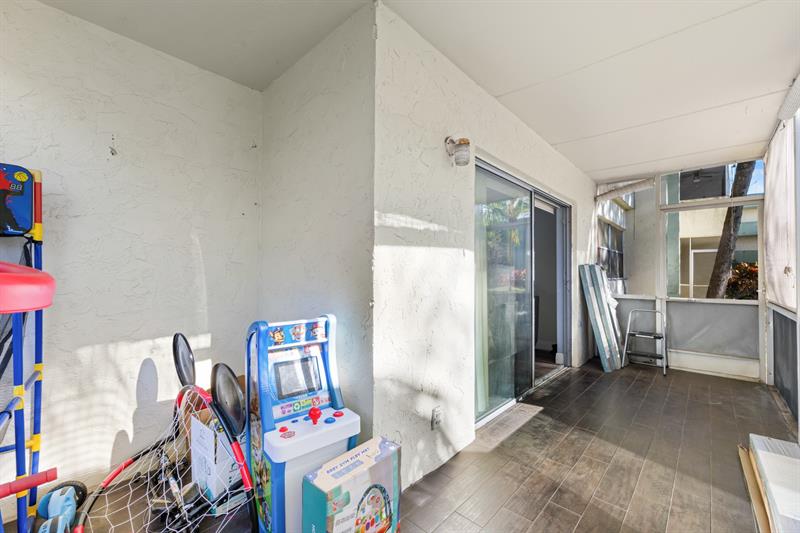 Image 22 of 23 For 6075 Sabal Palm Blvd  114