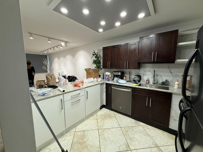 Image 10 of 23 For 2741 Taft St  401