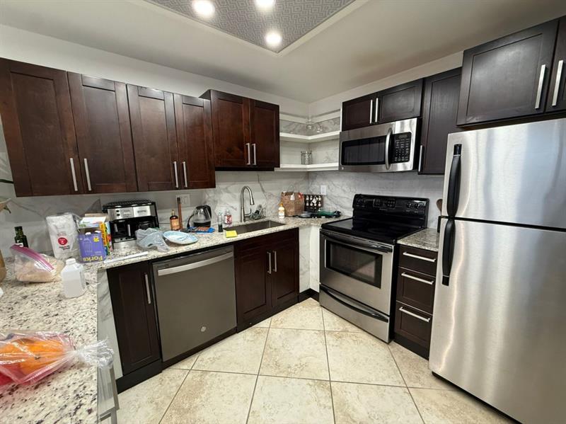 Image 11 of 23 For 2741 Taft St  401