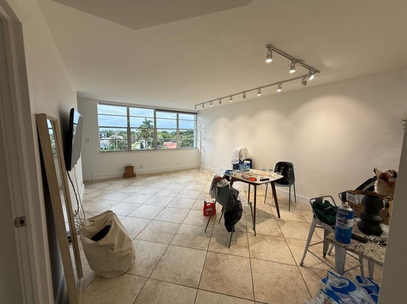 Image 15 of 23 For 2741 Taft St  401