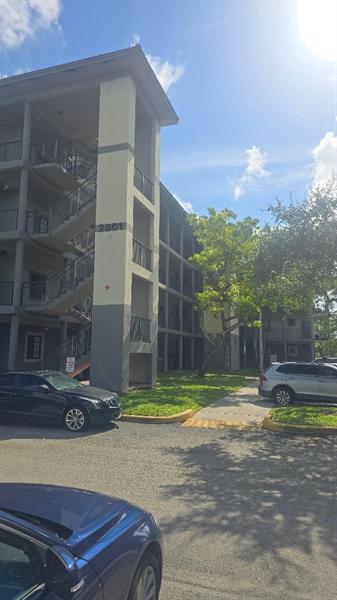 Image 4 of 8 For 2801 Riverside Dr  208