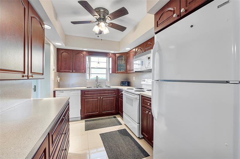 Image 3 of 22 For 5860 44th St  706