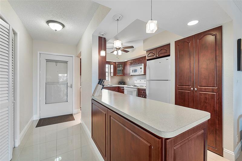 Image 4 of 22 For 5860 44th St  706