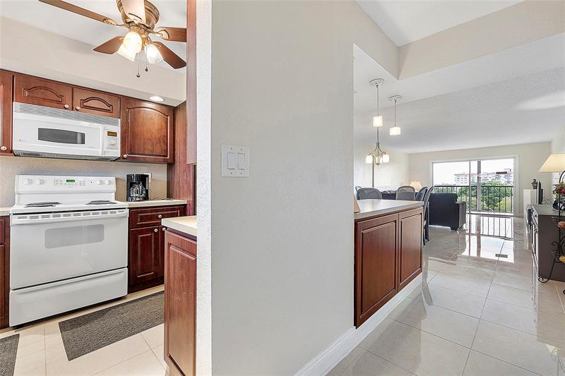 Image 5 of 22 For 5860 44th St  706
