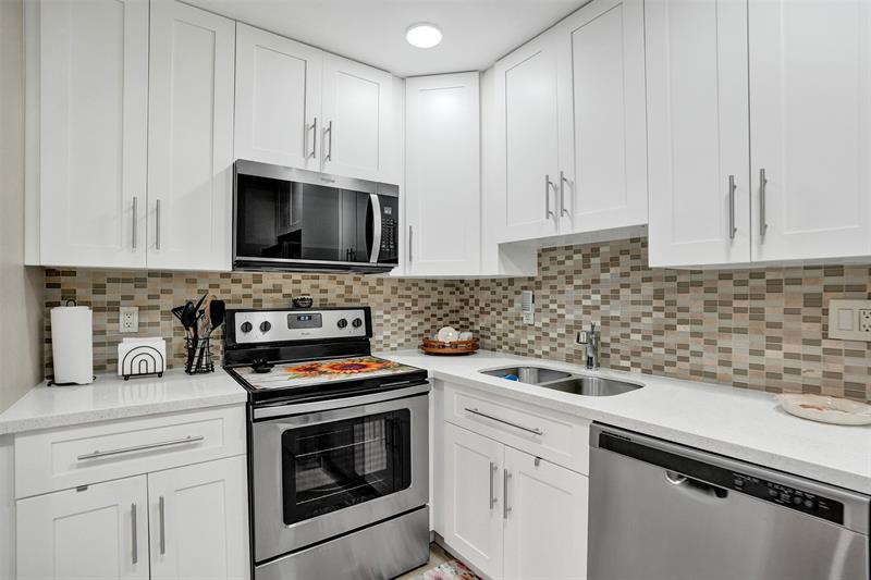 Image 21 of 54 For 4980 Sabal Palm Boulevard  124