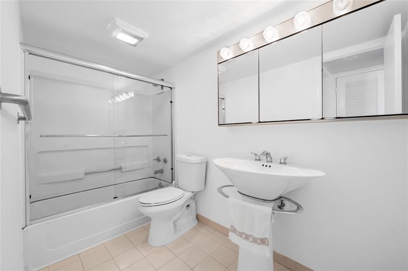 Image 20 of 23 For 4800 Bayview Dr  306