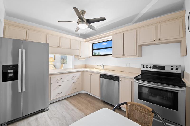 Image 3 of 23 For 4800 Bayview Dr  306