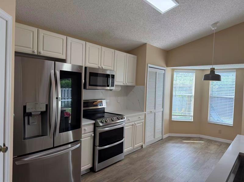 Image 3 of 15 For 13310 Greenshore Pl