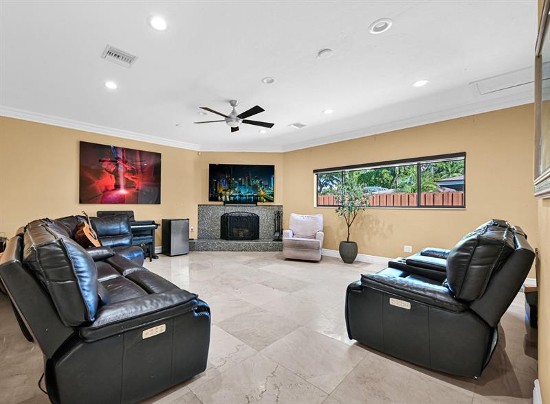 Image 35 of 76 For 836 Orchid Dr