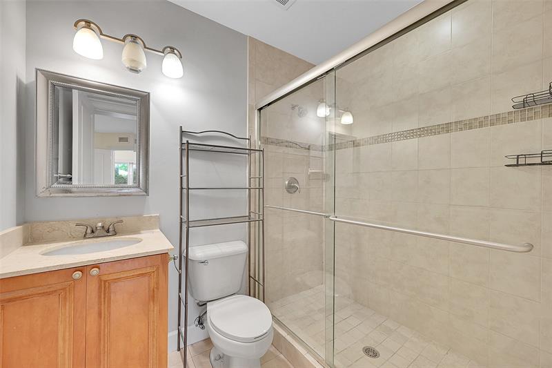 Image 13 of 18 For 410 15th St  106