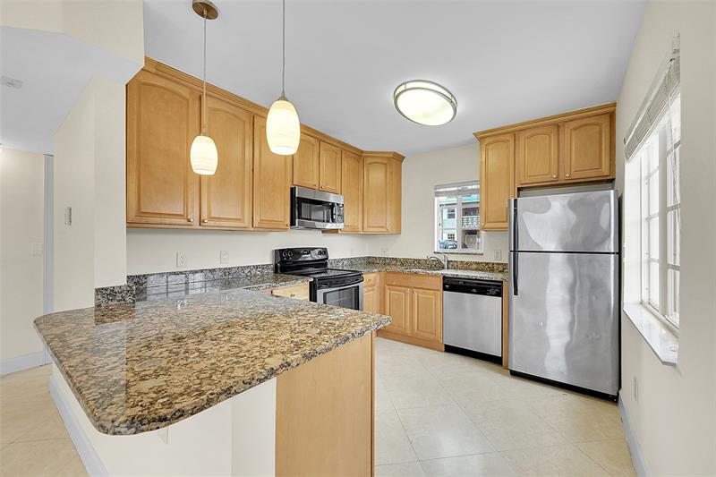 Image 6 of 18 For 410 15th St  106