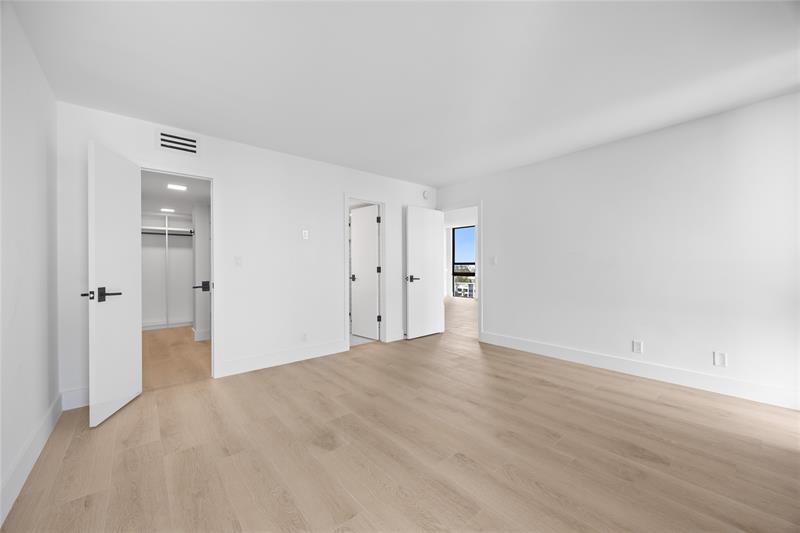 Image 11 of 31 For 4800 Bayview Dr  901