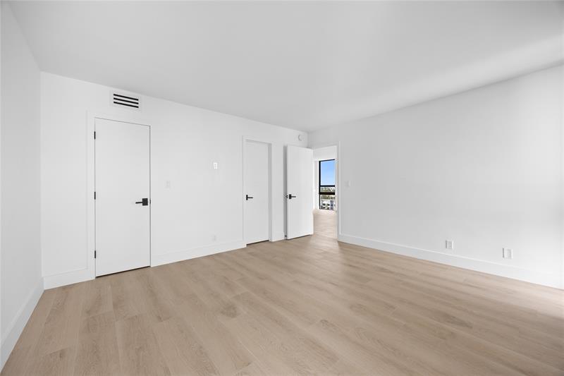 Image 12 of 31 For 4800 Bayview Dr  901