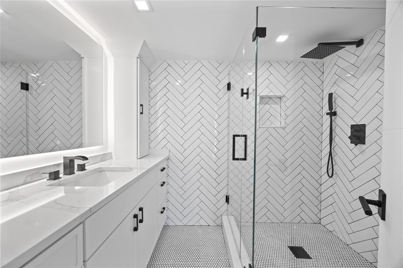 Image 15 of 31 For 4800 Bayview Dr  901