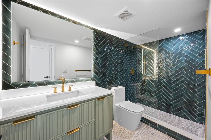 Image 16 of 31 For 4800 Bayview Dr  901