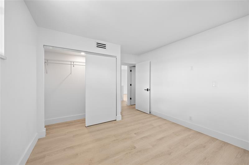 Image 20 of 31 For 4800 Bayview Dr  901