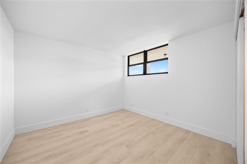Image 24 of 31 For 4800 Bayview Dr  901