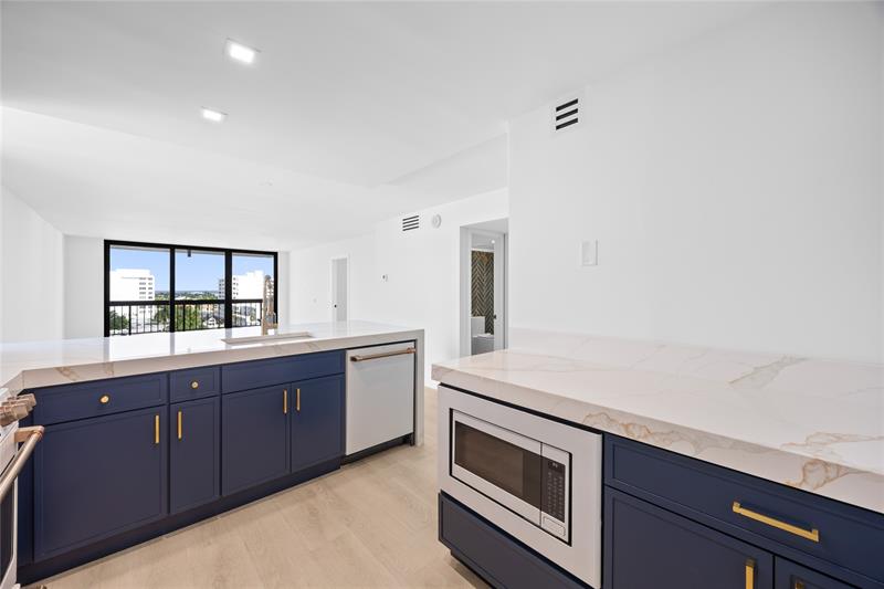 Image 6 of 31 For 4800 Bayview Dr  901