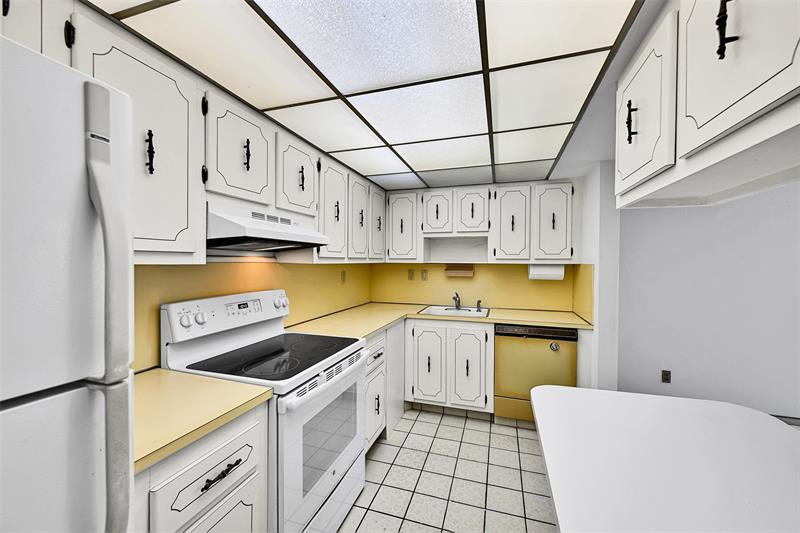 Image 11 of 49 For 20350 Country Club Dr  Ph12-4