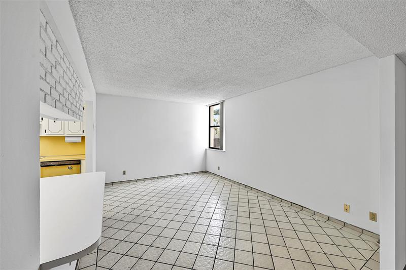 Image 12 of 49 For 20350 Country Club Dr  Ph12-4